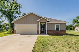 402 S Robbins St, Cleburne, TX 76031 - Photo 1