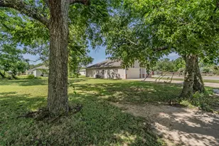 402 S Robbins St, Cleburne, TX 76031 - Photo 9