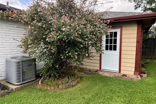10207 Sweet Gum St, Dallas, TX 75249 - Photo 23