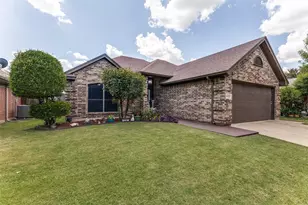4833 Colonial Park Dr, Haltom City, TX 76117 - Photo 3