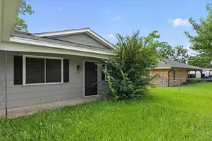 208 D St, Whitesboro, TX 76273 - Photo 21