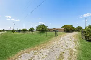5701 Spring St, Alvarado, TX 76009 - Photo 3
