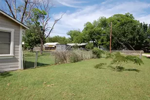 141 Ragland St, Graham, TX 76450 - Photo 3