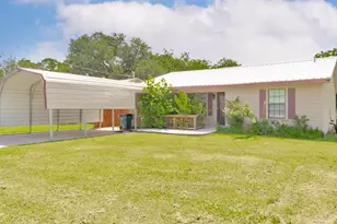 907 N Lamb St, Bowie, TX 76230 - Photo 3