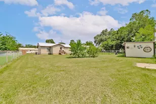 907 N Lamb St, Bowie, TX 76230 - Photo 23