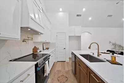 1021 E Richmond Avenue, Fort Worth, TX 76104 - Photo 9
