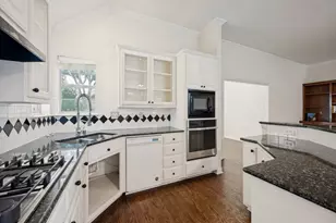 9703 Raven Ln, Irving, TX 75063 - Photo 13