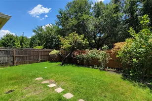 9726 Windy Hollow Dr, Irving, TX 75063 - Photo 29