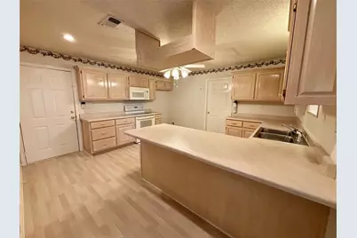 570 N Center, Blossom, TX 75416 - Photo 5