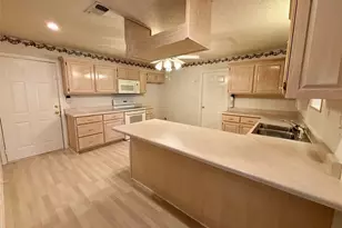 570 N Center, Blossom, TX 75416 - Photo 5