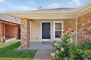 1157 Meadow Park Ln, Grand Prairie, TX 75052 - Photo 5
