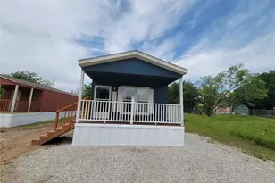 136 Spring Hill Ct, Runaway Bay, TX 76426 - Photo 1