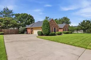 605 Maple Dr, Pilot Point, TX 76258 - Photo 3