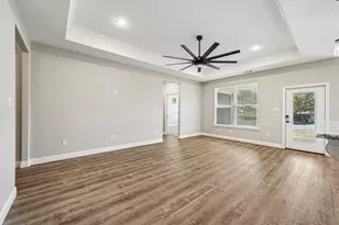 505 S Sky Ct, Granbury, TX 76049 - Photo 3