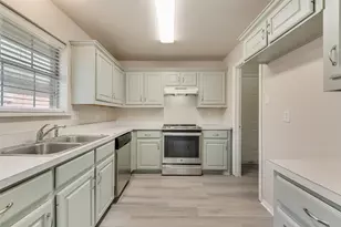 220 Hollywood Dr, Glenn Heights, TX 75154 - Photo 3