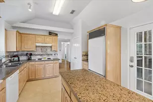 433 Sherwood Ct, Burleson, TX 76028 - Photo 11