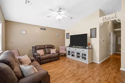 104 S Walnut Street, Lacy Lakeview, TX 76705 - Photo 3
