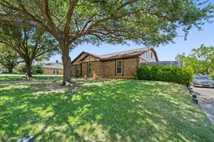 2010 S Arbor Rose Dr, Grand Prairie, TX 75050 - Photo 21