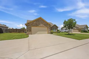 816 E Northside Dr, Pilot Point, TX 76258 - Photo 3