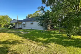 1105 S Donoho St, Clarksville, TX 75426 - Photo 3