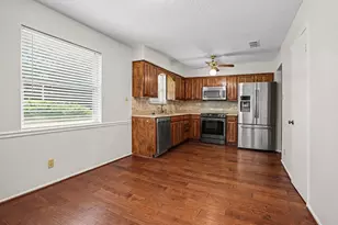 2721 Lucas Dr, Arlington, TX 76015 - Photo 3