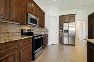 204 Captains Ct, Granbury, TX 76049 - Photo 11