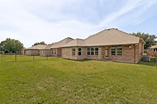 204 Captains Ct, Granbury, TX 76049 - Photo 25