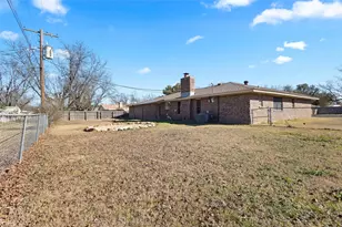 1206 Anetta St, Bowie, TX 76230 - Photo 17