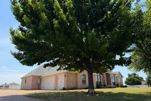 1009 Summerlin Dr, Granbury, TX 76048 - Photo 3