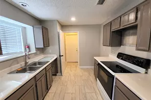2641 Berkshire Ln, Grand Prairie, TX 75052 - Photo 7