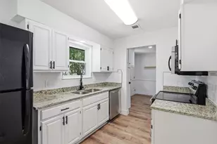 318 NE Michael Dr, Burleson, TX 76028 - Photo 15
