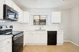 2654 Carrington Ln, Grand Prairie, TX 75052 - Photo 13