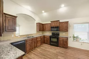 900 Cheryl St, Crowley, TX 76036 - Photo 7