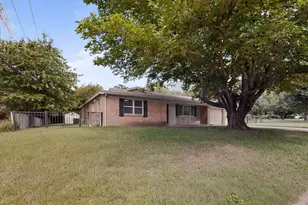 1016 Sproles Dr, Benbrook, TX 76126 - Photo 3