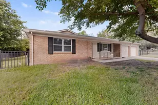 1016 Sproles Dr, Benbrook, TX 76126 - Photo 5