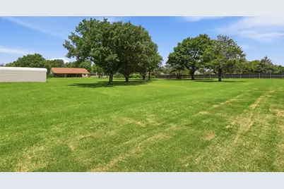 1701 N Saint Charles Avenue, Pilot Point, TX 76258 - Photo 15