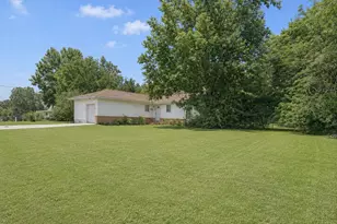 806 Sessions St, Bowie, TX 76230 - Photo 3