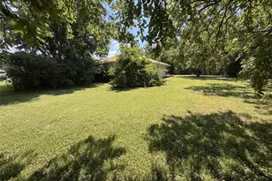 806 Sessions St, Bowie, TX 76230 - Photo 5