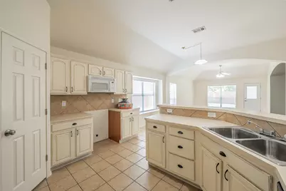 2755 Honey Suckle Drive, Grand Prairie, TX 75052 - Photo 7