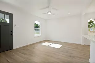 806 10th St, Grand Prairie, TX 75051 - Photo 9