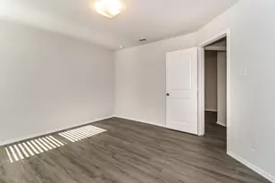 5516 Eagle Point Dr, Fort Worth, TX 76119 - Photo 3
