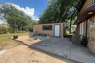 910 NE 31st, Grand Prairie, TX 75050 - Photo 35
