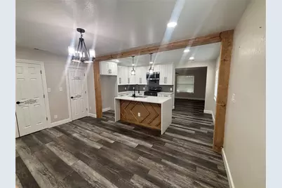 910 NE 31st, Grand Prairie, TX 75050 - Photo 9