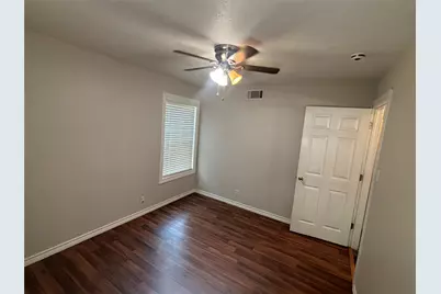 910 NE 31st, Grand Prairie, TX 75050 - Photo 17