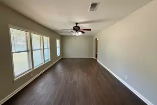 215 W Tennie St, Gainesville, TX 76240 - Photo 5