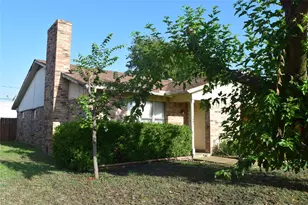 1806 Family Cir, Grand Prairie, TX 75051 - Photo 7