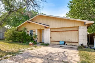 422 N Holiday Dr, Grand Prairie, TX 75052 - Photo 1