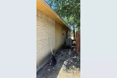 422 N Holiday Drive, Grand Prairie, TX 75052 - Photo 19