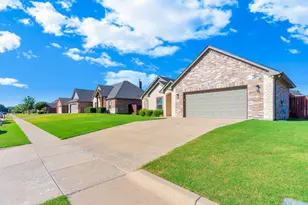 808 Chestnut Grove Dr, Cleburne, TX 76033 - Photo 3