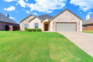 808 Chestnut Grove Dr, Cleburne, TX 76033 - Photo 1